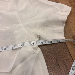 Aritzia BABATON Academy Matte Pearl 100% Silk Shortsleeve Blouse Button-Up 2XS thumbnail 7