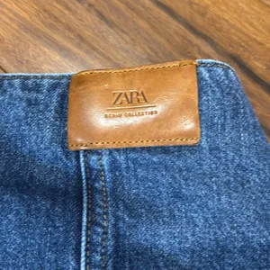 Zara High Rise Slouchy Panel Ankle Cropped Denim Jeans - Size 00 thumbnail 5