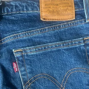 LEVI'S Women's Wedgie Straight Button Fly Jeans With Raw Hem Size 27 | EUC thumbnail 9