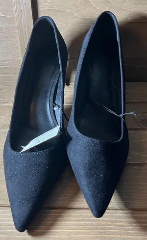 H&M Black Suede Pumps Shoes size 7 thumbnail 1