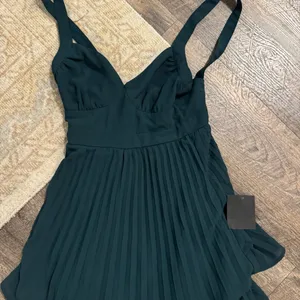NWT Lulus Luxe Perfection Emerald Green Pleated Tiered Backless Maxi Dress thumbnail 4