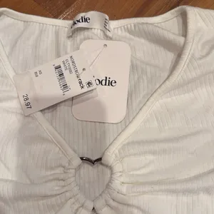 Elodie white ribbed‎ crop top heart detail size XS NWT thumbnail 3