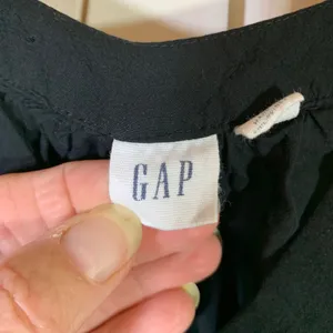GAP Womens Black V-Neck Cap Sleeve Blouse Top Size Medium Solid Lightweight thumbnail 2