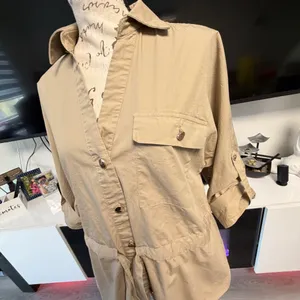 📌 TITLE Zara Khaki Tan Utility Drawstring Button Down Blouse Top XS thumbnail 12