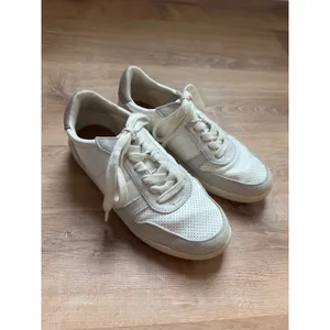 Universal Threads | Women's Off White Cream Casual Fashion Sneakers, Size 5‎ thumbnail 3