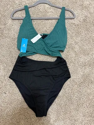 Cupshe Ribbed Cutout One Piece Swimsuit NWT Size M thumbnail 3