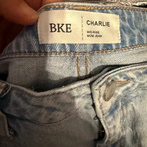 BKE Charlie Mid-Rise Mom Jeans thumbnail 3