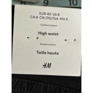 H&M NWT Black Denim Jean‎ Shorts Size 8 Mid Rise Zip Raw Hem Summer Comfort thumbnail 5