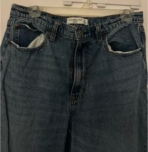Abercrombie Loose High-Rise Jeans thumbnail 2
