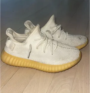 Yeezy Sneakers thumbnail 2