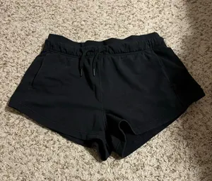 Lululemon size 10 shorts thumbnail 1