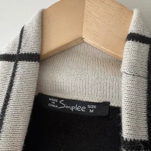 Simplee Black and White‎ Grid Turtleneck Sweater Size M thumbnail 4