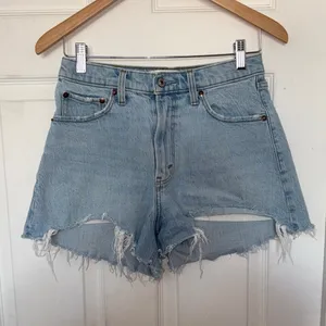 Abercrombie & Fitch Curve Love 90’s Cut Off Relaxed High Rise Shorts Size 27 thumbnail 3