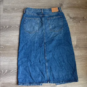 Aritzia Denim Forum The '90s Halle Jean Skirt 29 thumbnail 3