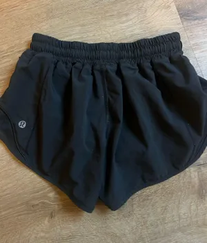 Lululemon Shorts Hotty Hot 2.5" Black thumbnail 2