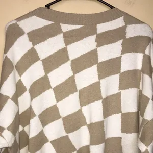 Hollister Women’s Knit Checkered Pattern Print Beige White Cropped Sweater thumbnail 7