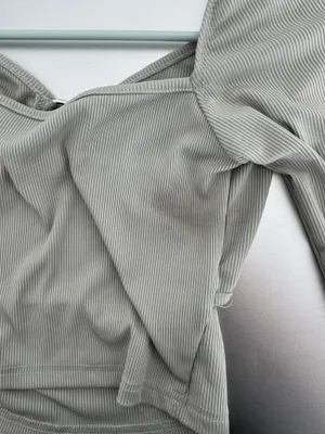Light green long sleeve top Size M thumbnail 3