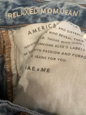 American Eagle Relaxed Mom Jeans – Size 2 Long, Light Wash thumbnail 4