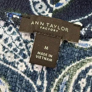 Ann Taylor Factory Womens Navy Blue Paisley Faux Wrap Top Size M 875502‎ FA23 thumbnail 2