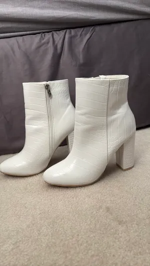 Pretty Little Thing White Boots thumbnail 3