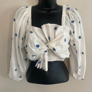 Farm Rio Blue Flowers Crop Top Womens Sz Small Long Sleeve Embroidered Cotton thumbnail 2