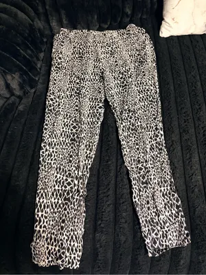 PINK Victoria's Secret Black & White Animal Print Wide-Leg Pants thumbnail 1