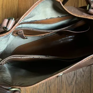 leather shoulder bag in brown. Definitely needs a good cleaning inside. thumbnail 3