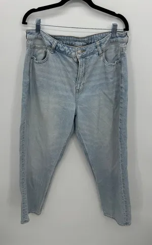 American Eagle Strigid Mom‎ Jeans Womens Sz 14 Short High Waisted Light Wash thumbnail 1