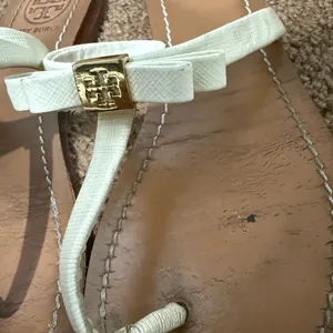 Tory Burch Leighanne Tan Ivory Leather Bow Logo Thong Sandals Flip Flops 8.5 N‎ thumbnail 5