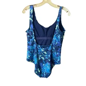 NWOT Nike one piece swim suit thumbnail 2