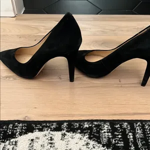 Gianni Bini Black Pointed-Toe Heels thumbnail 4