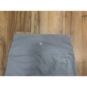 Lululemon Gray High Rise Leggings Size 8 Full‎ Length Yoga Pants thumbnail 4