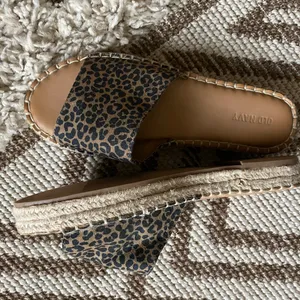 Old navy slides thumbnail 2