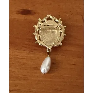 Vintage Victorian Revival Faux Onyx Pearl Drop Brooch Gold Tone Filigree Pin thumbnail 7