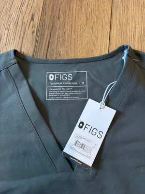 Figs scrub top  thumbnail 3