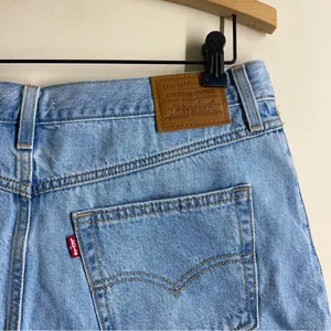 Levi’s 80s Mom Shorts High Rise Cuffed Denim Light Wash Size 32 thumbnail 7