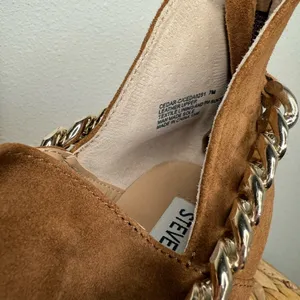 Steve Madden Boots Cedar Chestnut Suede Leather Ankle Booties Brown Chain Accent thumbnail 5
