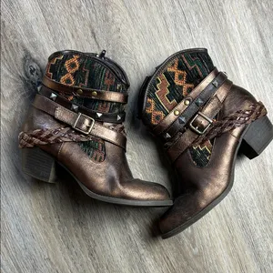 BKE/Buckle “Pluto” Bronze Ankle Boots with Patterned Fabric Size 8.5 thumbnail 2