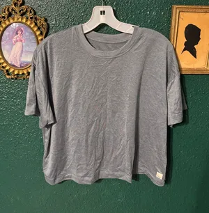 VUORI Blue Cropped Short Sleeve Blue Size Medium Crop Athleisure thumbnail 1