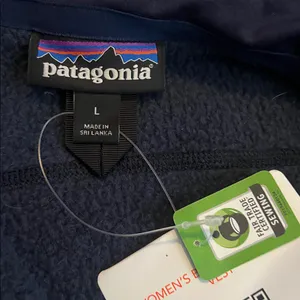 Patagonia Women’s Dark Blue Fleece Vest Size Large NWT thumbnail 4