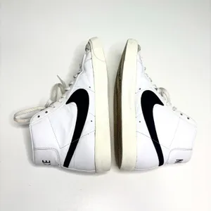 Nike Women’s Blazer amid 77 High Top White Leather Sneaker 10.5 thumbnail 2