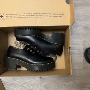 Dr. Martens LEONA LOW Platform Shoes Black Leather Chunky Heel Women's Size 9 thumbnail 11