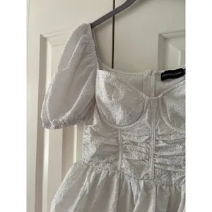 PrettyLittleThing White Textured Tiered Mini Dress Puff Sleeve Women’s US 4 XS thumbnail 5