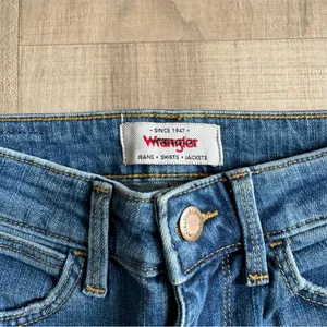 NWOT Wrangler High Rise Vintage Taper Mom Jeans Sz 10 Distressed Medium Wash thumbnail 9