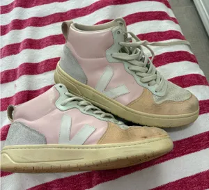 VEJA Sneakers thumbnail 1