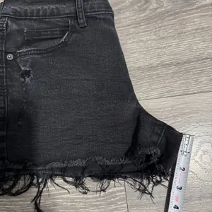 Old Navy Boyfriend Black Distressed‎ Denim Shorts Raw Hem Womens Size 0 Mid Rise thumbnail 8