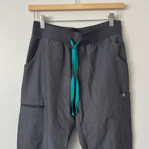 Figs XS Livingston Basic Scrub Pants in Graphite Gray thumbnail 5