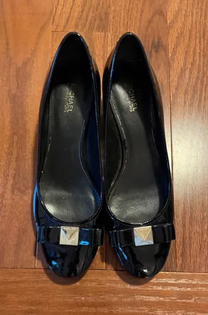 Michael Michael Kors Black Patent Leather Bow Block Heel Pumps Size 8M Gold Logo thumbnail 1