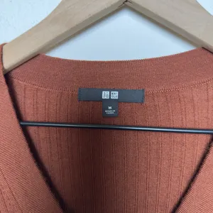 Uniqlo Women‎ Wool Knit Sweater Medium Brown Ribbed Minimalist Academia Preppy thumbnail 3