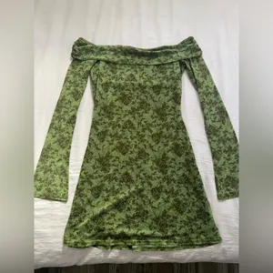 Urban Outfitters Green Off-Shoulder Bodycon Dress thumbnail 5